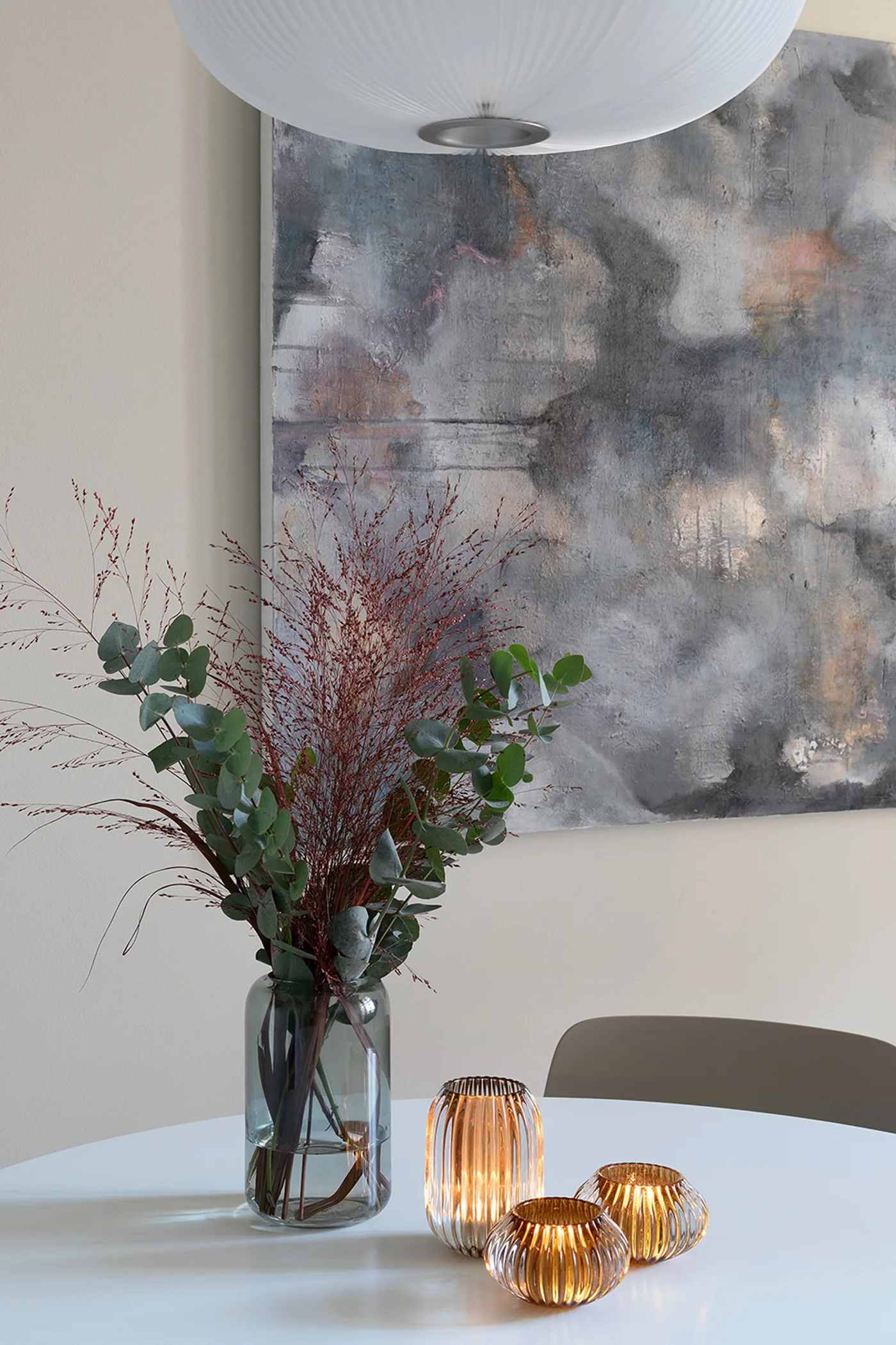 Samtalerom med blomster, lys og kunst på veggen